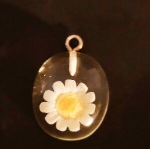 Vintage Daisy Dried Flower Resin Pendent